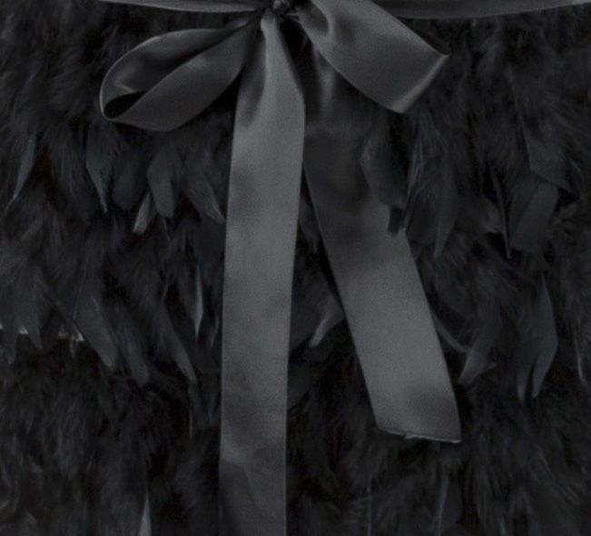 vestido negro plumas